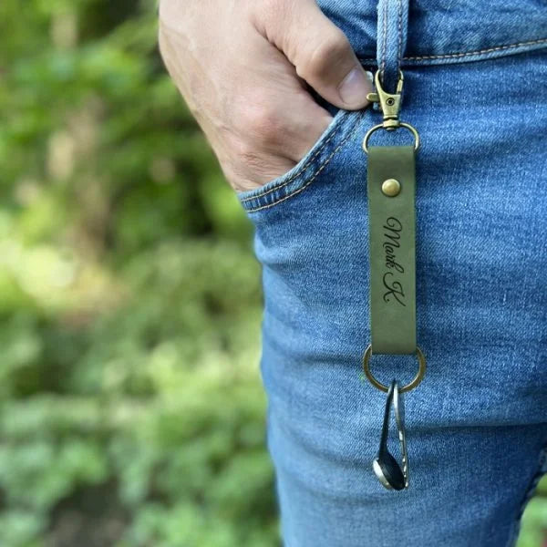 Personalized green leather keychain for women or men, handmade from high-quality leather, engraved with name, initials, etc.
