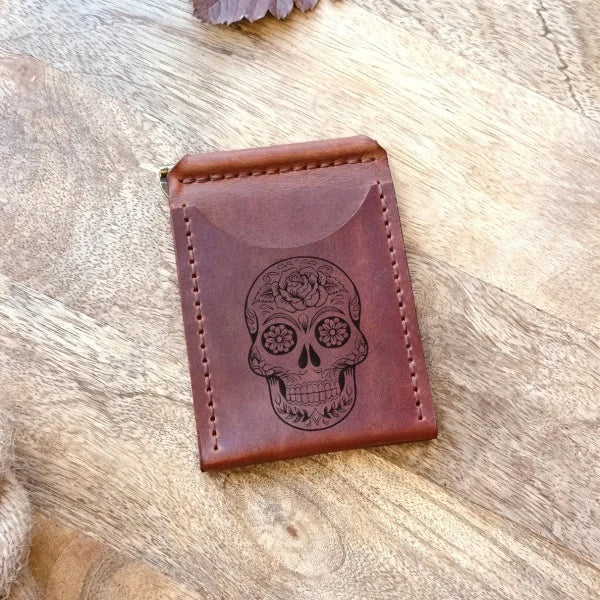 Portefeuille avec pince à billets et tête de mort, fait main en cuir, avec gravure personnalisée d’une image et d’un texte
