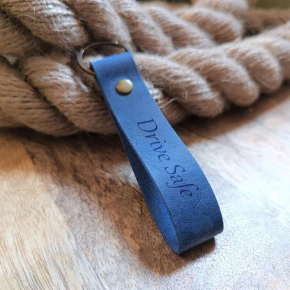Porte-clés personnalisé en cuir bleu pour homme ou femme, gravé à la main avec un logo, une initiale, un nom, un texte ou une image.