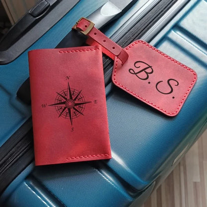 Ensemble de voyage personnalisé avec étiquette à bagages et étui pour passeport, fabriqué à la main à partir de cuir rouge de haute qualité.