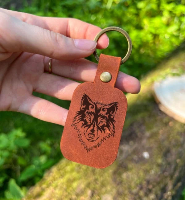 Porte-clés en cuir avec loup personnalisé à la main avec gravure du nom, des initiales, de la date, de n’importe quel texte ou image
